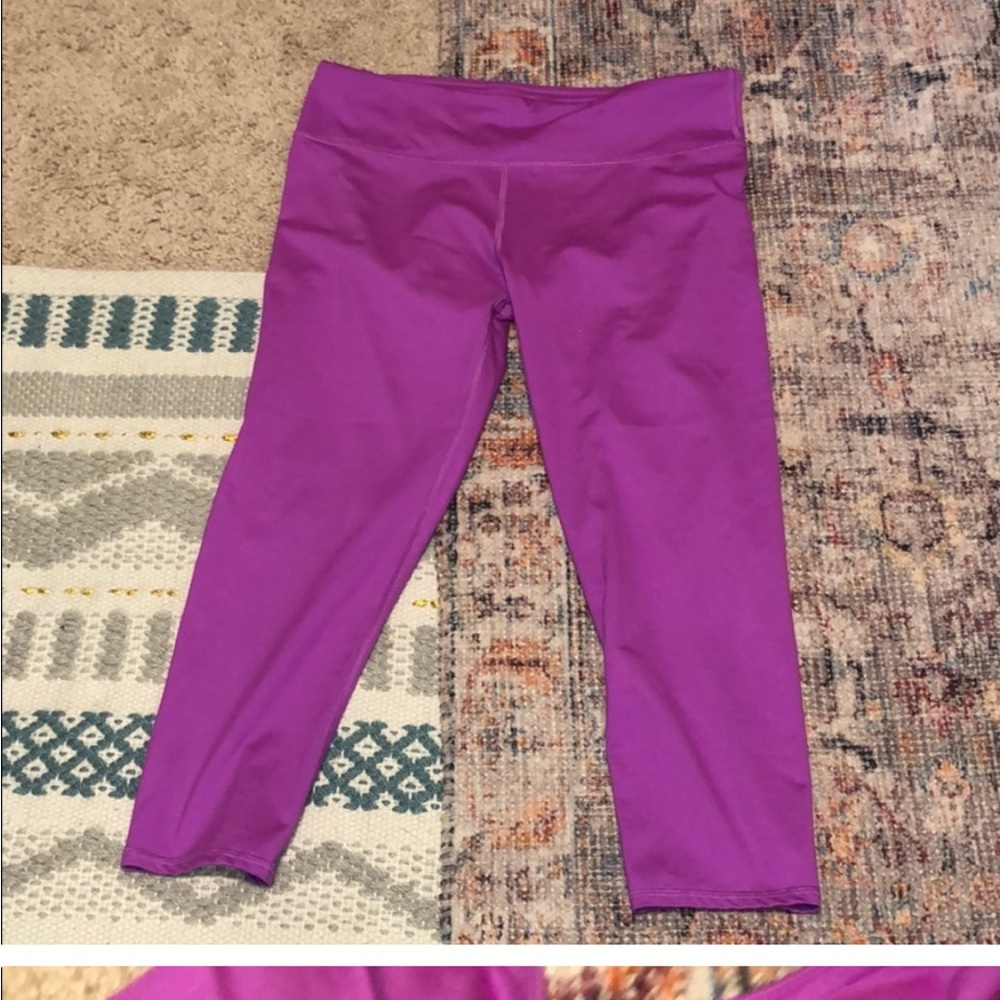 EUC Fabletics Magenta Cropped Leggings Size Medium - Picture 4 of 4